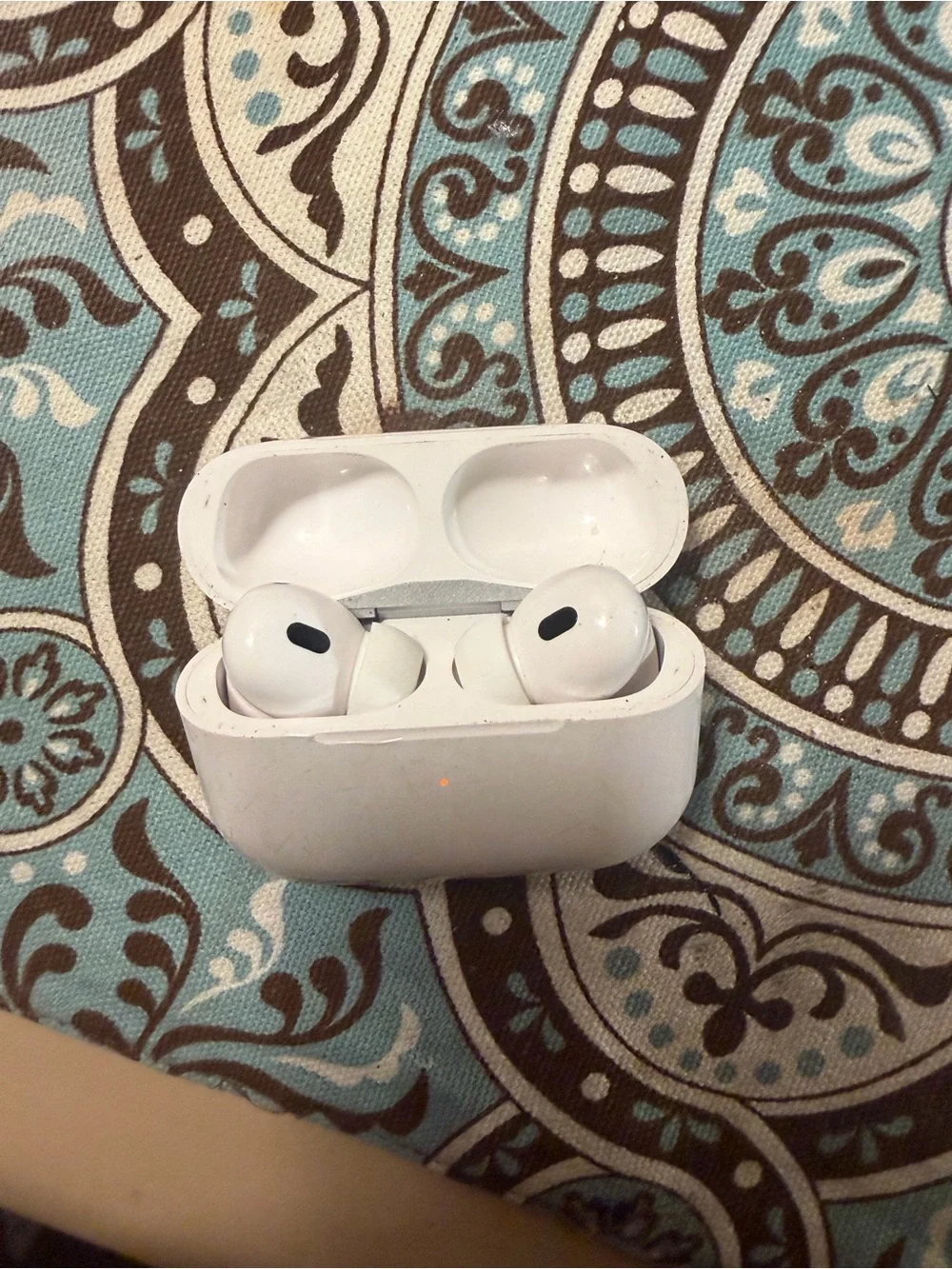 White I Pod Pros  Wireless Earbuds with Charging Case